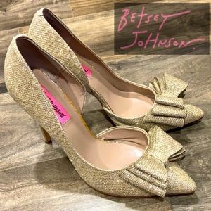 👠 NWOT! 🛍 Betsey Johnson 4” Gold Stiletto with Bow